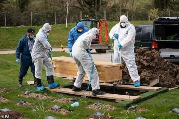 لا مكان لدفنهم.. موتى مسلمين بكورونا في ثلاجات ومشارح فرنسا