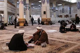 مباحثه طلاب و دانشجویان در حرم حضرت معصومه