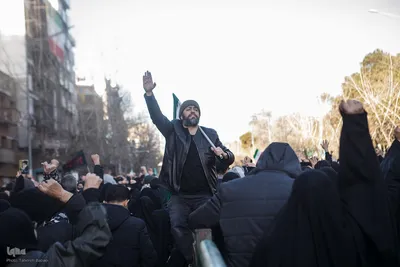 تجمع خودجوش مردم عزادار تهران در میدان انقلاب
