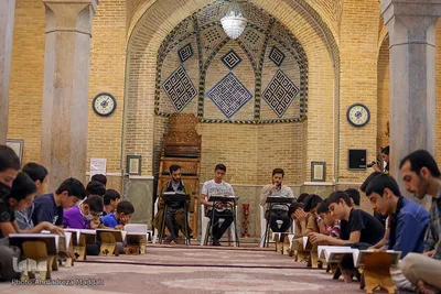 جزء خوانی دانش آموزان در شبستان مسجد وکیل شیراز