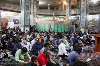 وداع مردم با پیکرهای شهیدان «قاسم بلند» و  «عبدالرضا حمودی» در حرم علی بن مهزیار اهوازی 