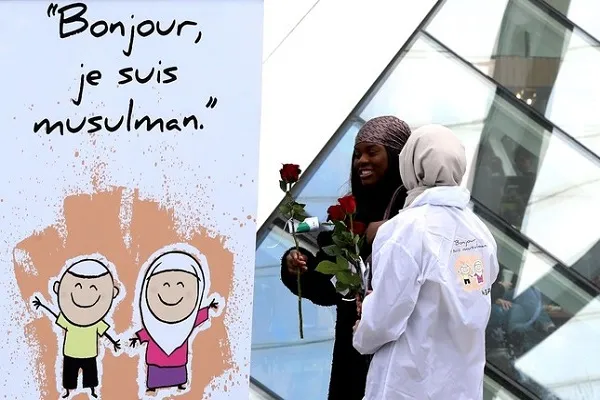 Breaking Fears, Muslim Youth Hand Out Roses to Passersby in 10 Countries