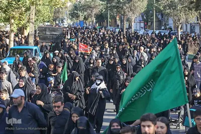 حضور عاشقان حسینی در مراسم پیاده‌روی جاماندگان اربعین ارومیه‎