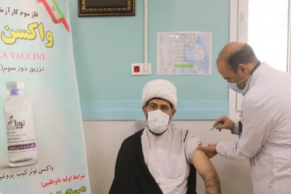 قائم‌مقام سازمان تبلیغات اسلامی واکسن ایرانی «نورا» را تزریق کرد