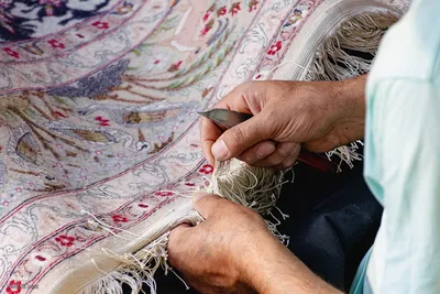 هنر مرمت فرش در قلب بازار اصفهان