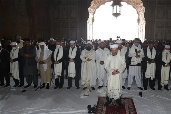 Erbaş, Pakistan'da tarihi camide cuma namazını kıldırdı