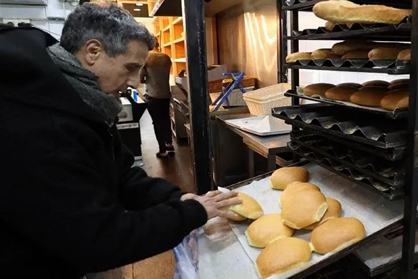Müsəlman biznesmen hər gecə ehtiyaclılara çörək paylayır