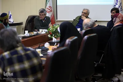 نشست نقد و بررسی کتاب «من و آقای همسایه»