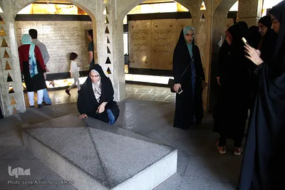بازدید شرکت کنندگان مسابقات قرآن دانش آموزی از آرامگاه بابا طاهر