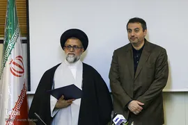 از راست محمدجواد شوشتری، رئیس سازمان قرآنی دانشگاهیان کشور، حجت‌الاسلام والمسلمین سیدمهدی سیدمحمدی، سرپرست معاونت فرهنگی سازمان بهزیستی کشور در مراسم اختتامیه طرح «مشکوة»