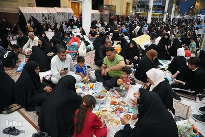 سفره‌های افطاری در جوار آستان علوی