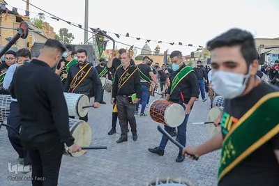 اهتزاز پرچم عزای اربعین در بین الحرمین شیراز