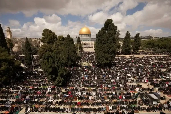 حضور  80 هزار فلسطینی در نماز جمعه هفته سوم ماه رمضان در مسجد الاقصی