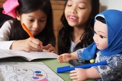 Création de poupées pour les petites filles musulmanes respectueuses de leur identité culturelle