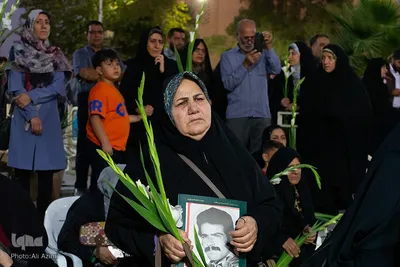 آیین عطرافشانی و گلباران مزار مطهر شهدا در اصفهان