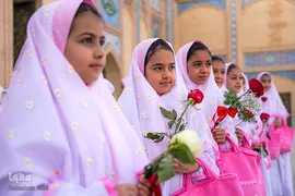 آیین جشن تکلیف جمعی از دختران دانش‌آموز شیرازی در آستان مطهر حضرت شاهچراغ (ع)