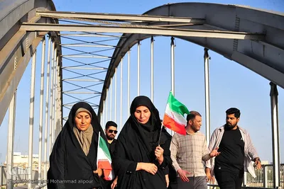 زنجیره انسانی در محکومیت تهدیدات حمله به پل‌ها و نیروگاه‌ها در اهواز