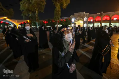آیین لاله گردانی شام غریبان در حرم شاهچراغ (ع)