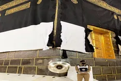 Kiswa zur Vorbereitung auf Hadsch hochgezogen und durch ein weißes Gewebe ersetzt + Video und Bilder