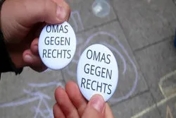 „Omas gegen Rechts“ demonstrieren gegen „Volkslehrer“