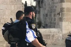 Des colons brandissent le drapeau israélien dans les cours d'al-Aqsa