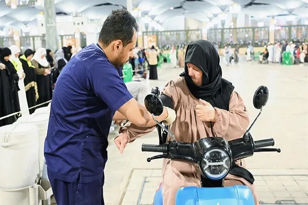 Des scooters médicaux aident les pèlerins à Médine