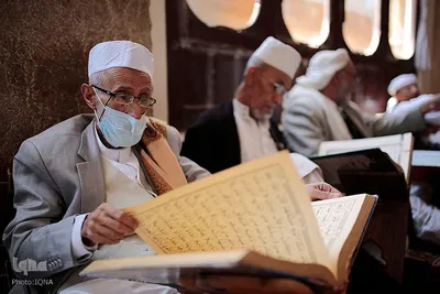 قرآن خواندن روزه‌داران یمنی در مسجدجامع شهر «صنعاء»

