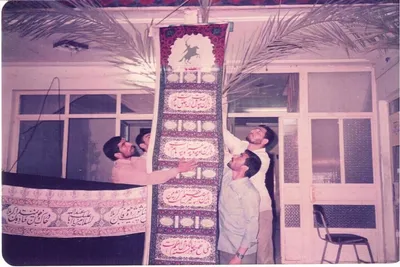 رزمندگان ستاه ذخیره در حال نصب کتییه در تکیه ستاد.