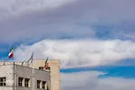آسمان آبی شهر گنبد‌های فیروزه‌ای