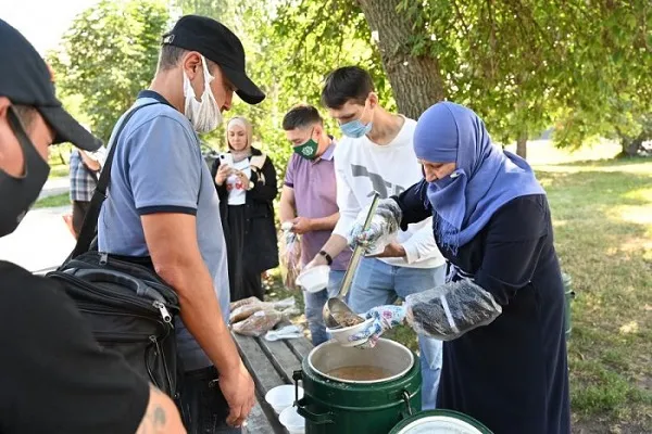 ДУМ РТ продолжает раздачу горячих обедов для бездомных и нуждающихся