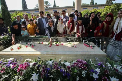 گلباران آرامگاه حافظ