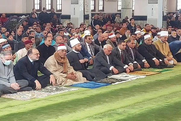مصر: حفظة القرآن من 41 دولة يشاركون في صلاة الجمعة ببورسعيد + صور