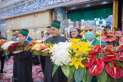 Heiliger Schrein von Imam Hussain (as.) mit Blumen geschmückt