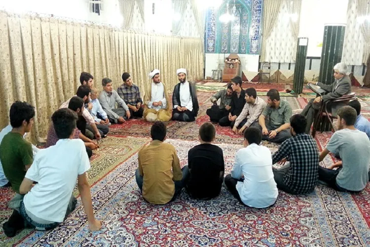 جوانان در مسجد