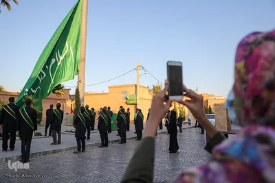 آیین برافراشتن پرچم بزرگ سبزفام در بین‌الحرمین شیراز