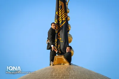 تعویض پرچم گنبد رضوی همزمان با آغاز ماه ربیع‌الاول

