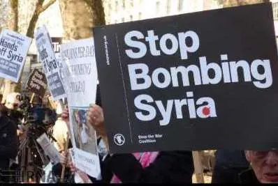 Manifestantes ingleses protestan por los ataques con misiles estadounidenses contra Siria