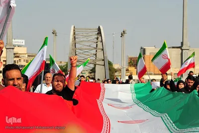 زنجیره انسانی در محکومیت تهدیدات حمله به پل‌ها و نیروگاه‌ها در اهواز