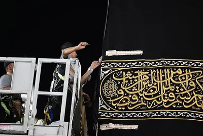 تعویض پرده کعبه با آغاز سال ۱۴۴۶ هجری قمری
