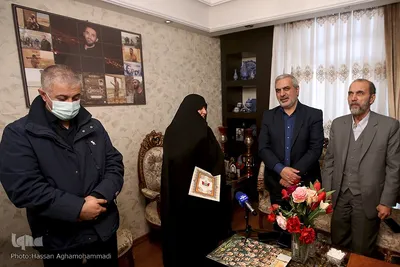دیدار جمعی از پیشکسوتان و اساتید جامعه قرآنی با خانواده شهید حسین معزغلامی، از شهدای قرآنی مدافع حرم
