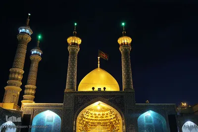 ⁨تعویض پرچم گنبد بارگاه حضرت معصومه(س)