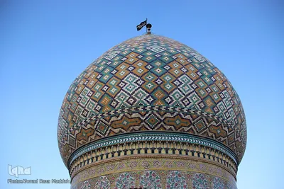 اهتزاز پرچم عزا بر فراز گنبد حرم حضرت سيدعلاءالدين حسين‌بن‌ موسي‌الكاظم(ع)
