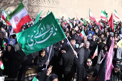 اجتماع بیعت شیرازی ها با سومین رهبر انقلاب
