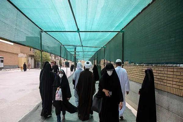 ایجاد سایبان در مسیرهای پرتردد زائران در حرم حضرت معصومه(س)