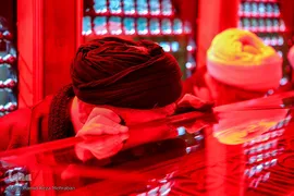 غبار‌روبی مضجع مطهر حضرت عبدالعظیم حسنی(ع)