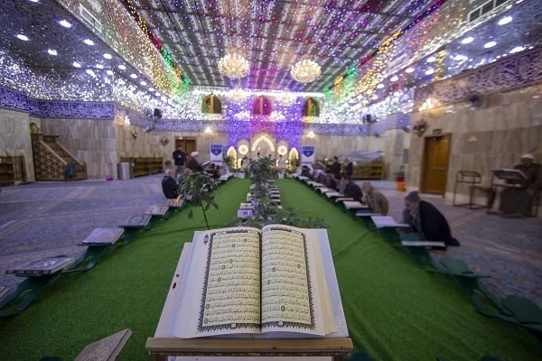 ختم قرآن آموزشی زائران در حرم عباسی + عکس