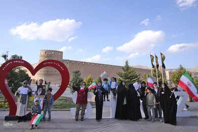 اجتماع بیعت شیرازی ها با سومین رهبر انقلاب