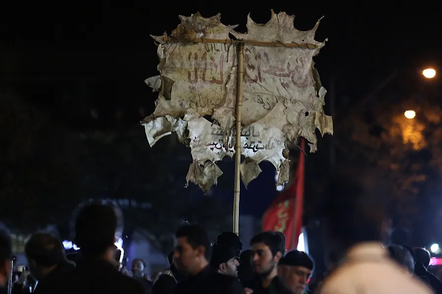 کسی خودش را به مجلس عزا می‌رساند که دعوت‌نامه دارد