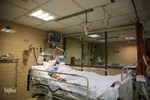 عیادت تولیت آستان حرم شاهچراغ(ع) از مجروحان حادثه تروریسی این حرم مطهر