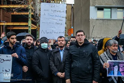 تجمع مردمی دانشجویی مقابل سفارت فرانسه